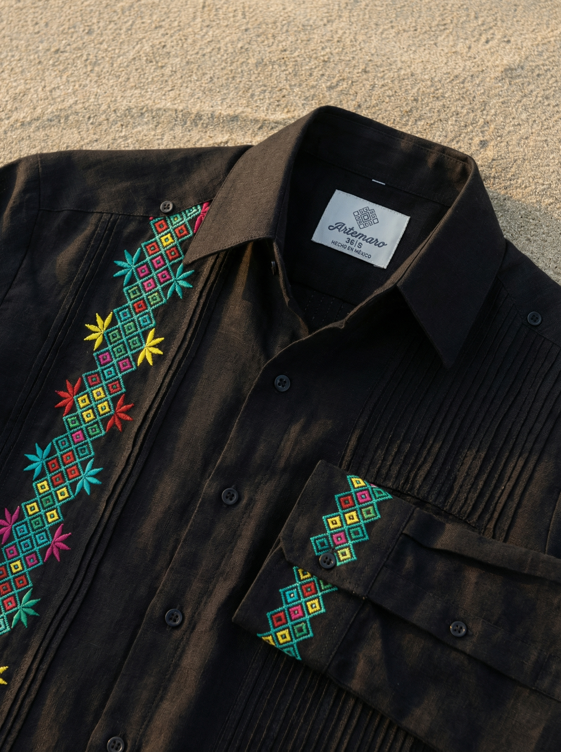 GUAYABERA PIÑA NEGRA